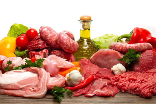 挑选新鲜的肉是购买肉类产品时非常重要的一步，因为新鲜的肉不仅口感更好，而且更安全，更有营养。以下是一些挑选新鲜肉的建议：