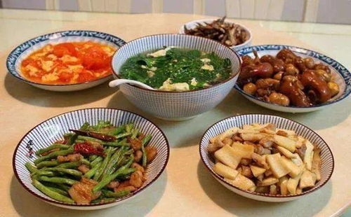 五菜一汤是中国传统餐桌文化中的一种饮食形式，通常由五道菜和一道汤组成。这种饮食形式体现了营养均衡和丰富的口感，是中国传统饮食文化的重要组成部分。